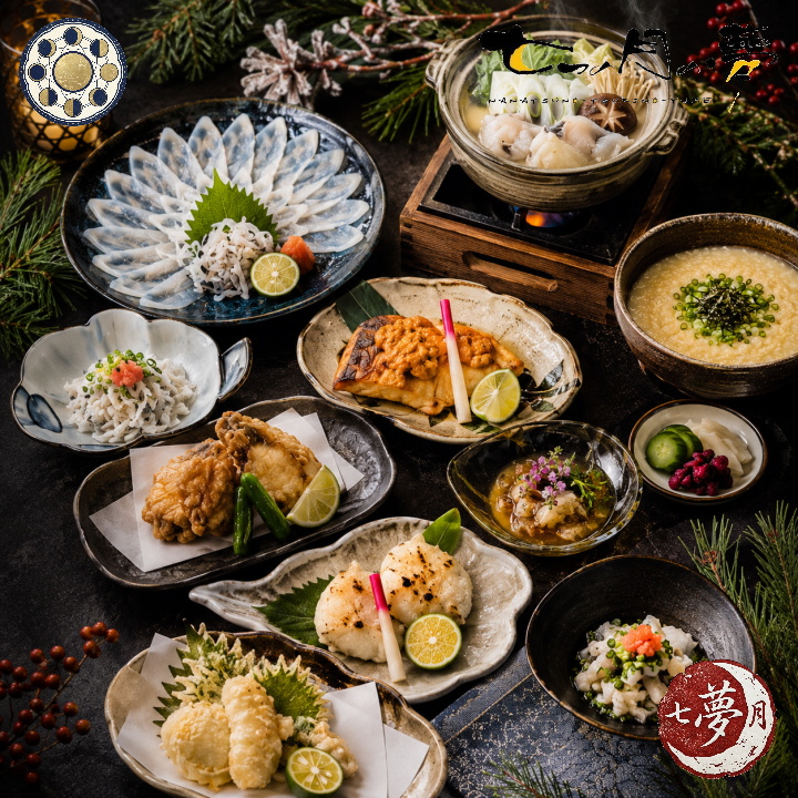 冬の季節感を演出したテーブルに、てっちり鍋、てっさ、ふぐの唐揚げ、白子料理、ふぐ雑炊など多彩なとらふぐ料理を美しく並べたコース料理