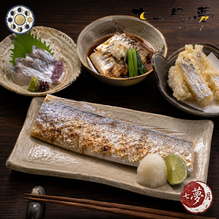 太刀魚の塩焼きを主役に、造り、煮つけ、天ぷらを添えた和の食卓