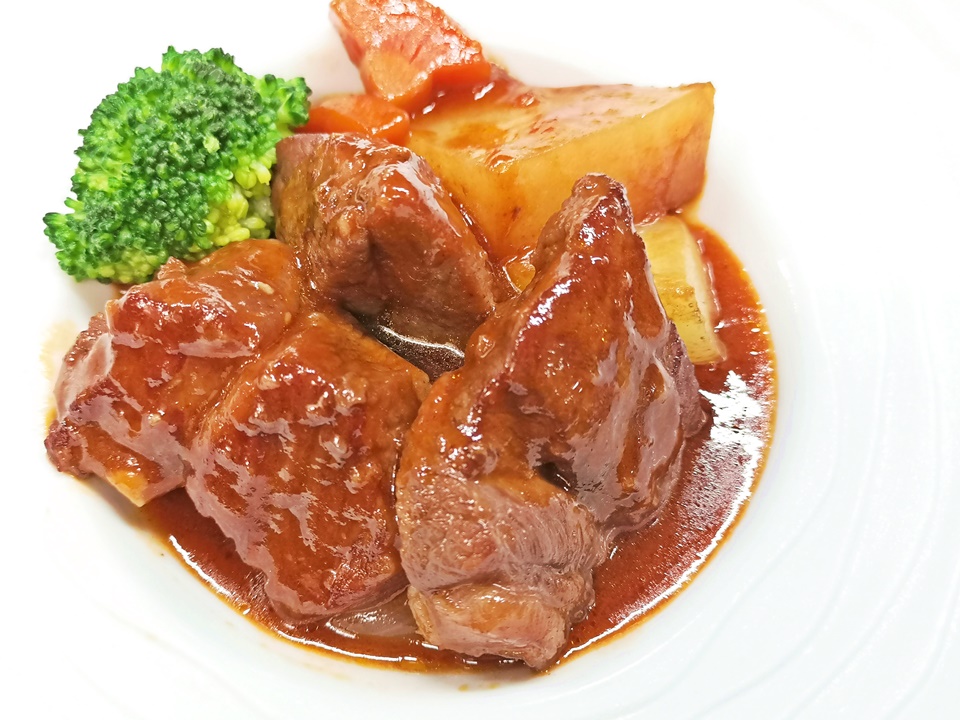 ラム肉の赤ワイン煮込み