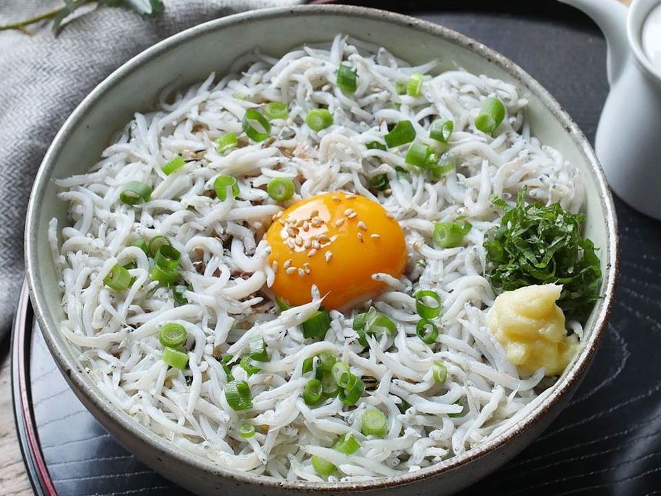 釜揚げしらす丼 (汁物付き)