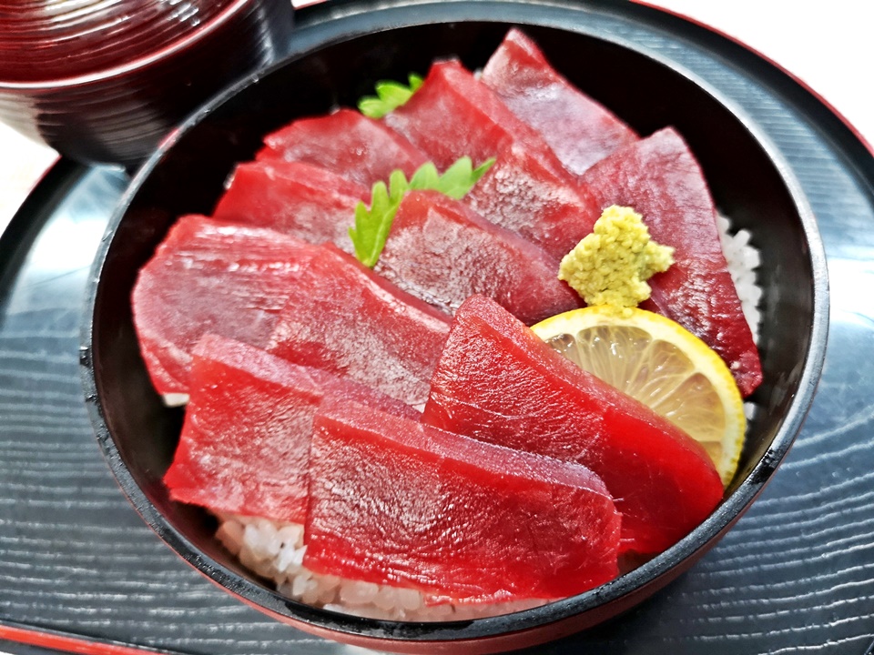 鉄火丼 (汁物付き)