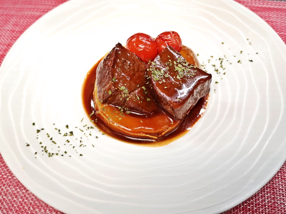 鹿肉の赤ワイン煮込み