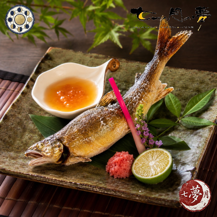 清流鮎の塩焼き ～紀州梅香る煎り酒 すだち添え～